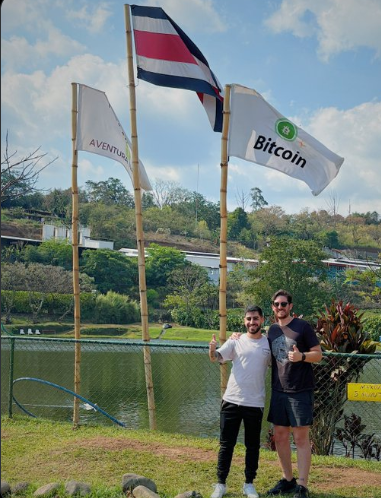 Los bitcoiners Junior Pérez y Adrián Bernabeu en un evento sobre BTC en Costa Rica.