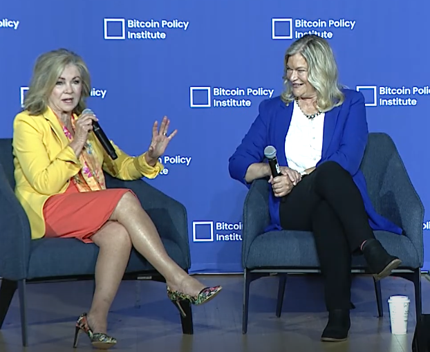 Las senadoras Marsha Blackburn y Cynthia Lummis durante una charla sobre bitcoin.