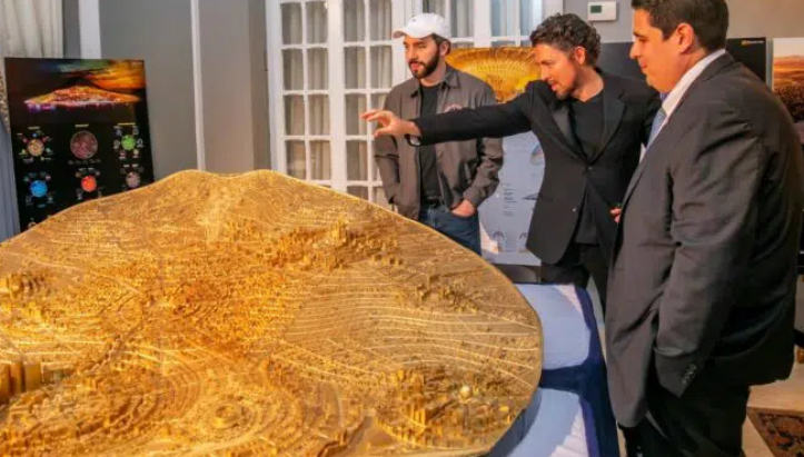 Nayib Bukele junto al arquitexto mexicano Fernando Romero en la presentación de la maqueta de la Bitcoin City.
