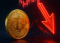 Una moneda de BTC junto a un gráfico de velas y una flecha roja.