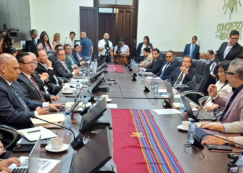 Reunión en el Congreso de Guatemala para abordar la legislación sobre bitcoin.