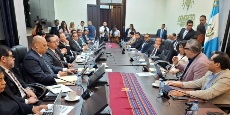 Reunión en el Congreso de Guatemala para abordar la legislación sobre bitcoin.