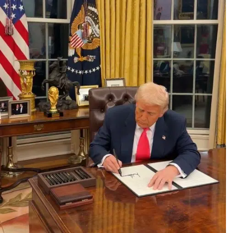 Donald Trump firmando una orden ejecutiva para la creación de una reserva de bitcoin con activos decomisados.