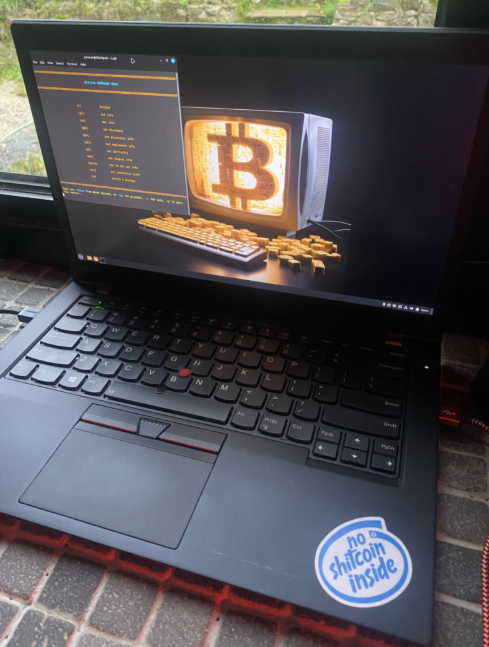 Una laptop Lenovo con el sistema Parmanode instalado.