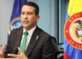 Luis Eduardo Llinás en su oficina junto con una badera de Colombia.