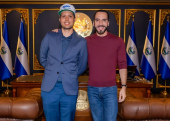 El bitcoiner Mario Flamenco junto al presidente de El Salvador Nayib Bukele.