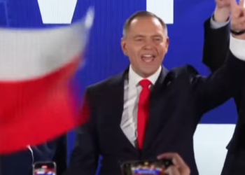 El nuevo presidente de Polonia celebra su victoria electoral.