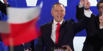 El nuevo presidente de Polonia celebra su victoria electoral.