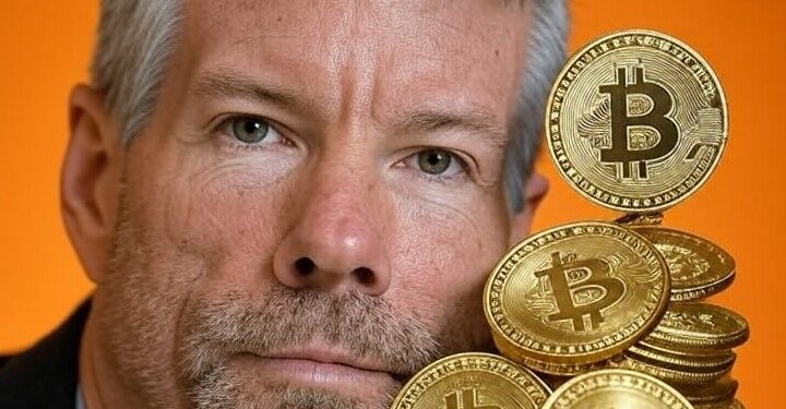 Michael Saylor junto a una moneda de BTC.