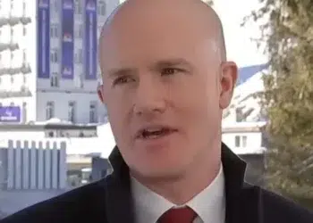 Brian Armstrong insta a los estadounidenses a presionar para reducir el déficit y proteger el futuro del dólar. Fuente: YouTube/CNBC Television.