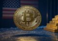 Una moneda de bitcoin con una bandera de Estados Unidos de fondo y unos lingotes de oro al lado.
