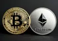 Una moneda de bitcoin y otra de Ethereum.