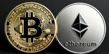 Una moneda de bitcoin y otra de Ethereum.