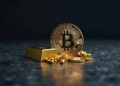 una moneda de bitcoin acompañada de oro.