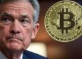 Jerome Powell al lado de Bitcoin.