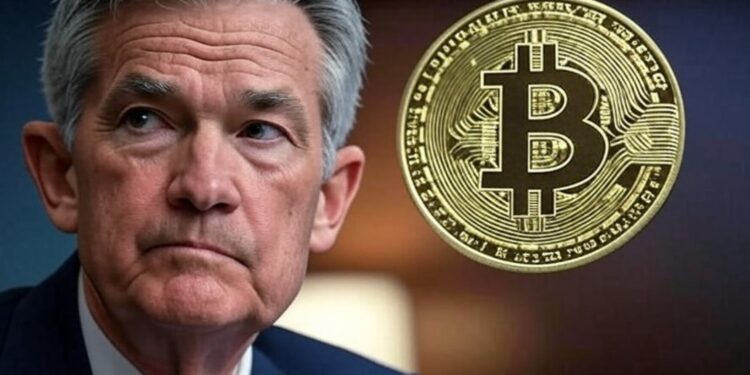 Jerome Powell al lado de Bitcoin.