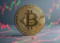Bitcoin con gráficas en rojo y verde en el fondo.