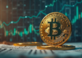 moneda de bitcoin con un gráfico de precios de fondo.