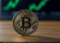 moneda de bitcoin con un gráfico de fondo