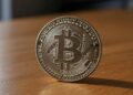 Bitcoin sobre una mesa.