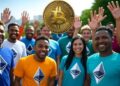 Personas saludando a una monera de bitcoin.
