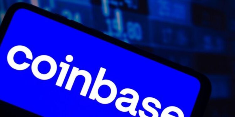 Logo de Coinbase en un teléfono móvil y fondo bursátil.