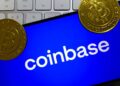 Bitcoin sobre smartphone con logo de Coinbase.