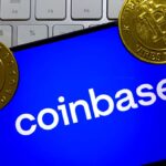 Bitcoin sobre smartphone con logo de Coinbase.