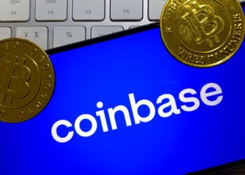 Bitcoin sobre smartphone con logo de Coinbase.