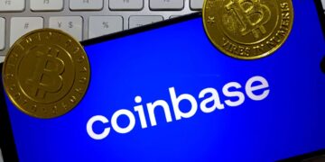 Bitcoin sobre smartphone con logo de Coinbase.