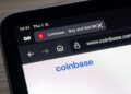 teléfono móvil ingresando al sitio web de Coinbase.