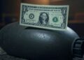 Dólar estadounidense sobre una bomba.