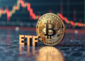 moneda de bitcoin con un gráfico de precio en el fondo.
