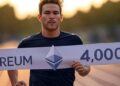 Un maratonista que está por cruzar la meta, que tiene el logo de Ethereum y 4.000 dólares.