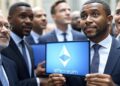 Inversionistas de Wall Street muestran una pantalla con el logo de Ethereum.