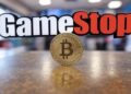 Una moneda de bitcoin en una tienda de GameStop.
