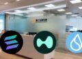 Oficinas de LGHL y logos de las criptomonedas.