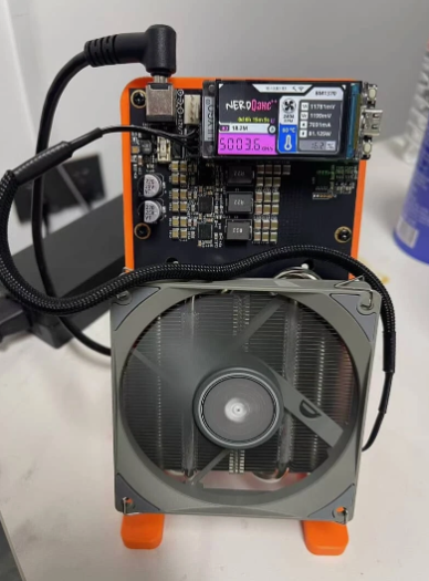 el mini ASIC NerdQAxe++ de Bitcoin.