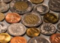 Monedas en una mesa.