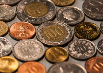 Monedas en una mesa.