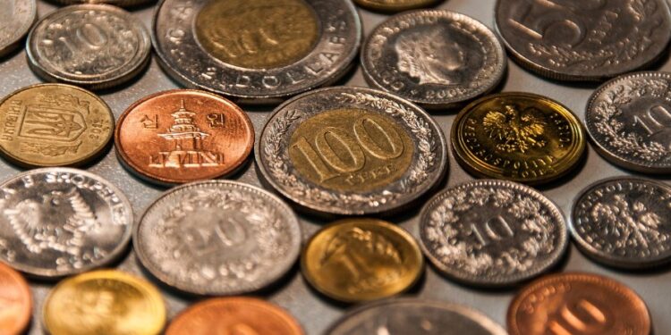 Monedas en una mesa.