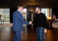 Foto de Bo Hines y Nayib Bukele en su encuentro.