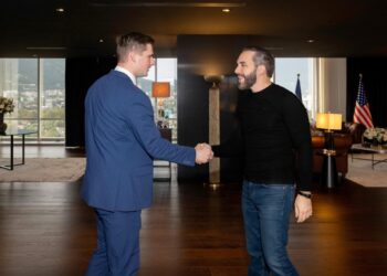 Foto de Bo Hines y Nayib Bukele en su encuentro.