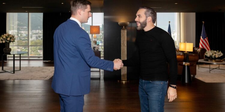 Foto de Bo Hines y Nayib Bukele en su encuentro.