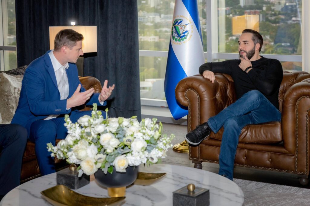 Foto de Bo Hines y Nayib Bukele en El Salvador.