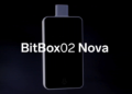 La BitBox02 Nova conserva el estilo camuflajeado que caracteriza la marca.  Fuente: BitBoxSwiss Video.