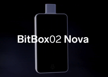 La BitBox02 Nova conserva el estilo camuflajeado que caracteriza la marca.  Fuente: BitBoxSwiss Video.