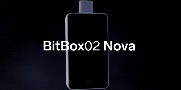 La BitBox02 Nova conserva el estilo camuflajeado que caracteriza la marca.  Fuente: BitBoxSwiss Video.
