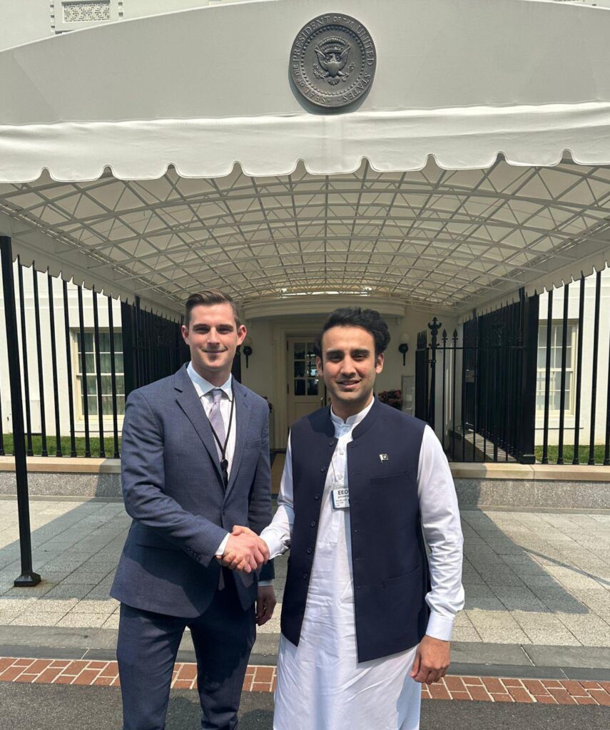 Foto de Bo Hines junto a Bilal Bin Saqib en el encuentro.