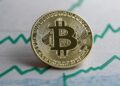 Bitcoin con gráficas verdes.